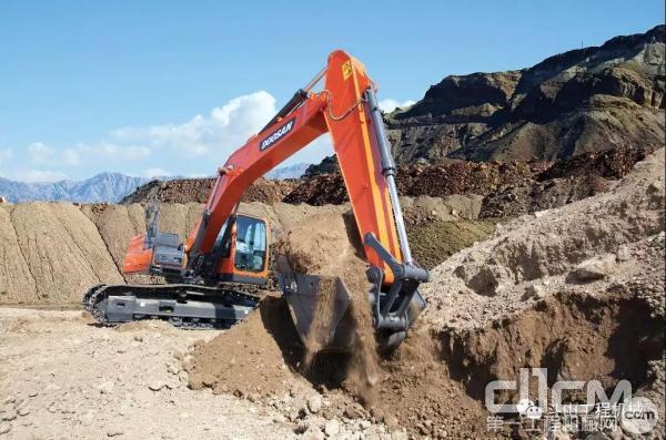 斗山挖掘机矿山工作视频,斗山重型挖掘机工作视频