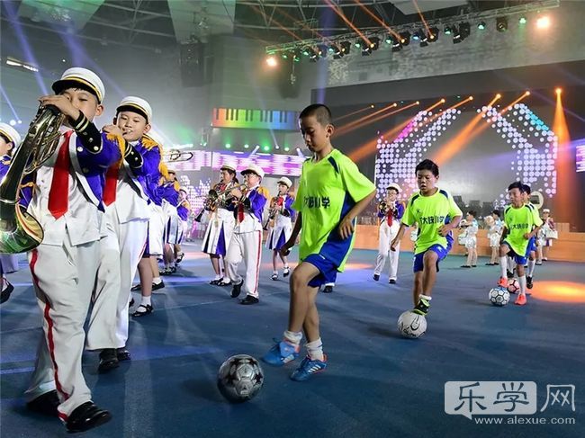 八大峡小学落实体育2+X项目海式少年绿荫驰骋