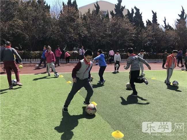 八大峡小学落实体育2+X项目海式少年绿荫驰骋
