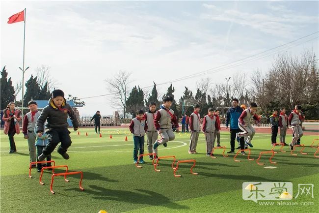 八大峡小学落实体育2+X项目海式少年绿荫驰骋