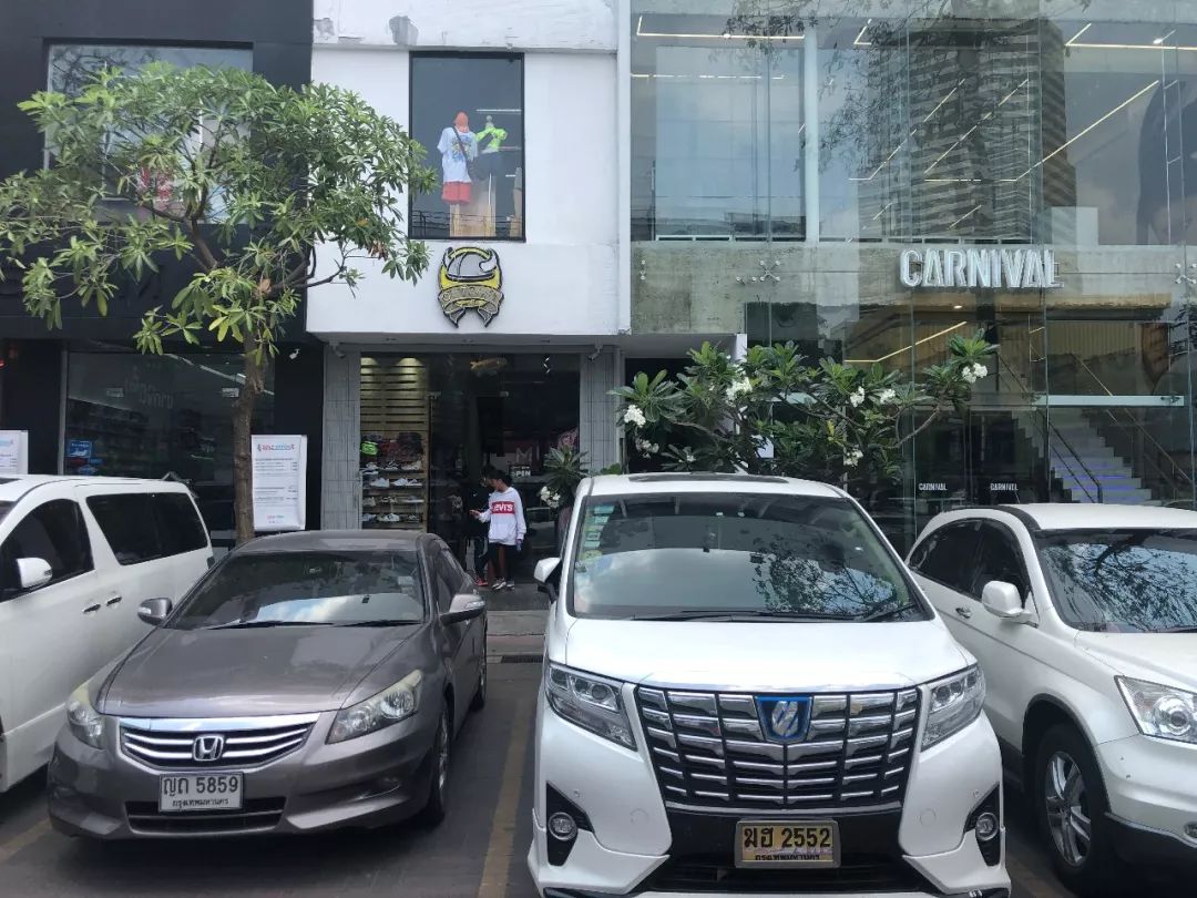 泰国最大球鞋店,泰国曼谷球鞋实体店