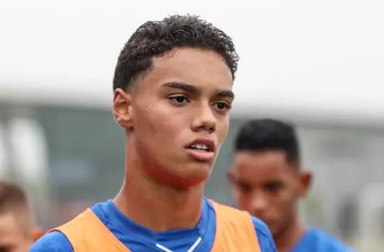 马塞洛弧线球,马塞洛的风骚过人传球