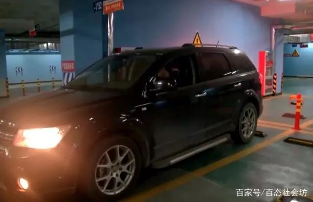 顺丰快递员私自拆女客户包裹,顺丰快递员私拆包裹发朋友圈