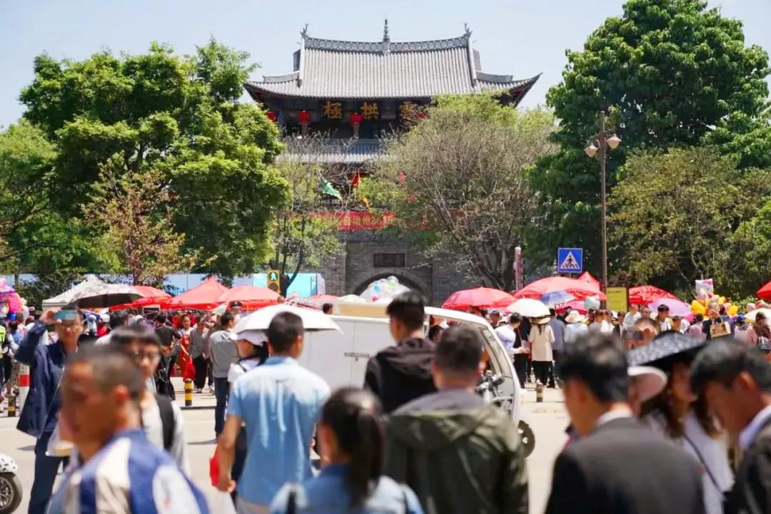 铁路迎返程高峰增开列车确保返程,铁路部门增开列车方便旅客出行