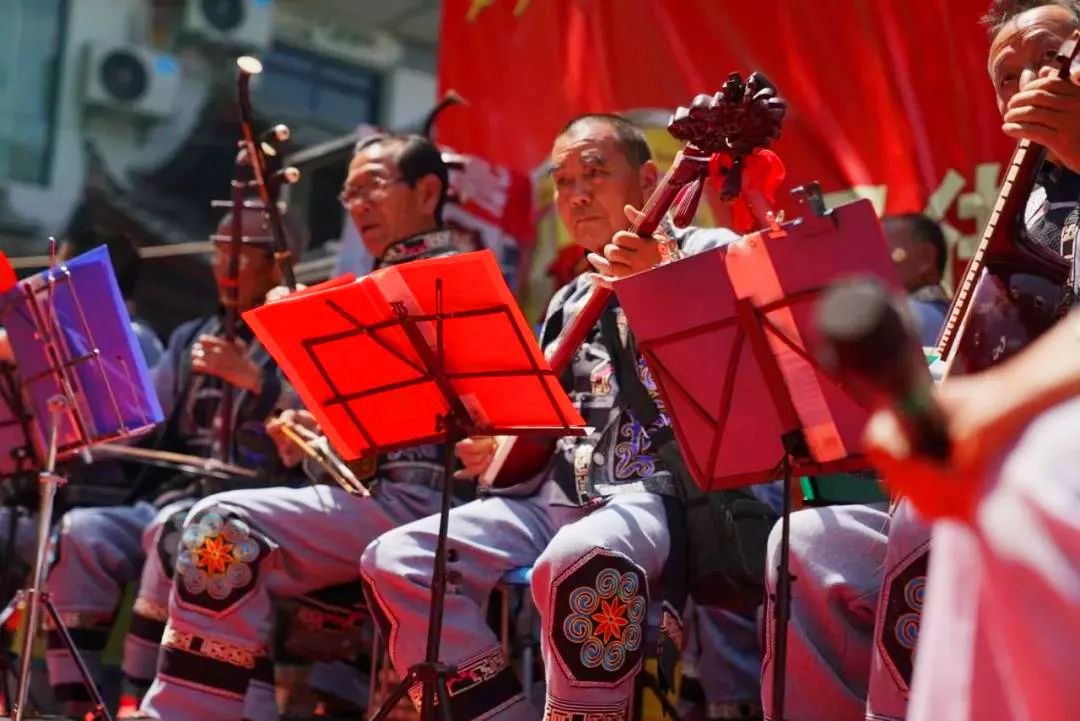 铁路迎返程高峰增开列车确保返程,铁路部门增开列车方便旅客出行