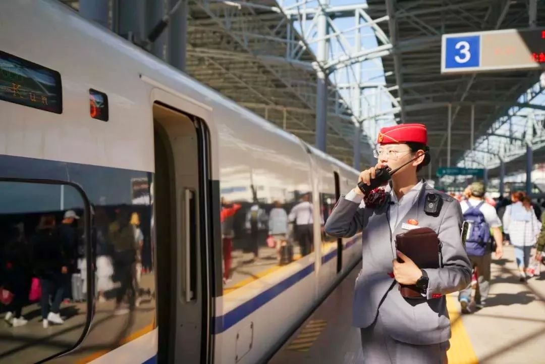 铁路迎返程高峰增开列车确保返程,铁路部门增开列车方便旅客出行