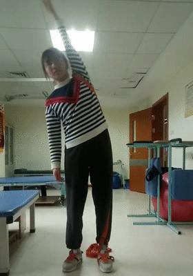 站姿不对会出现脊柱侧弯,坐姿不正确导致脊柱侧弯视频