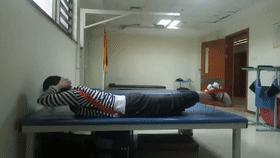 站姿不对会出现脊柱侧弯,坐姿不正确导致脊柱侧弯视频