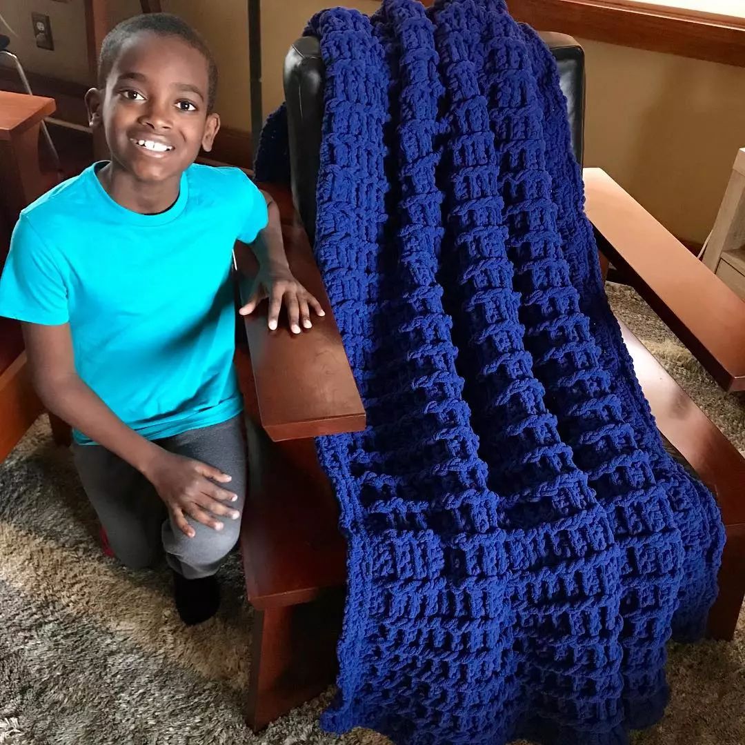 19万人看男生玩编织，他用钩针从非洲弃婴，逆袭为美国“全民偶像”