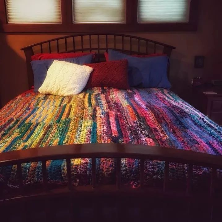 19万人看男生玩编织，他用钩针从非洲弃婴，逆袭为美国“全民偶像”