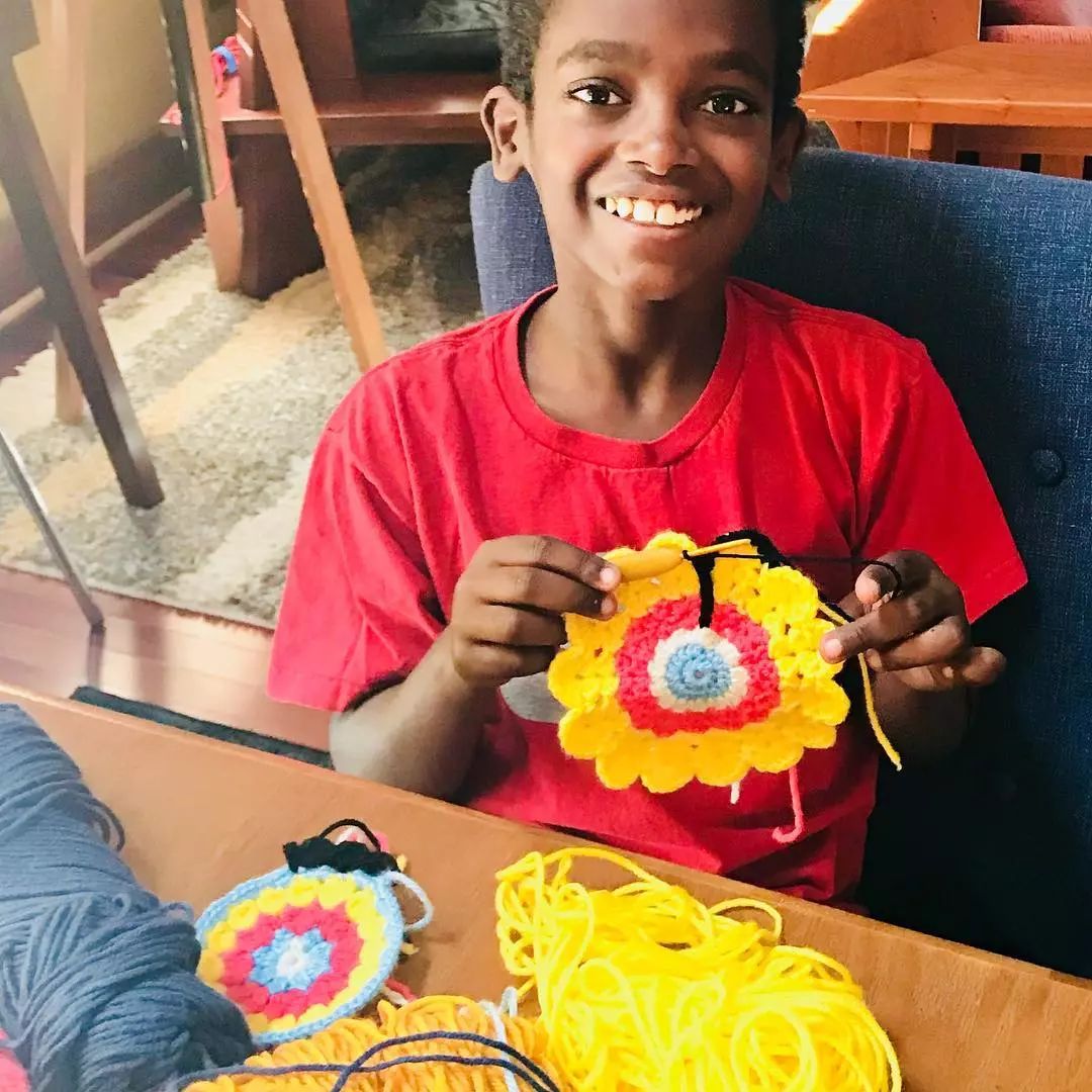 19万人看男生玩编织，他用钩针从非洲弃婴，逆袭为美国“全民偶像”