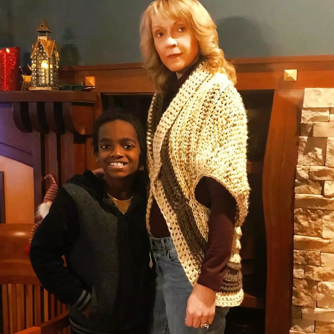 19万人看男生玩编织，他用钩针从非洲弃婴，逆袭为美国“全民偶像”