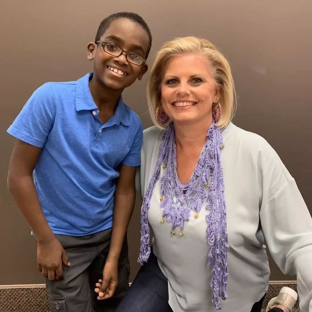 19万人看男生玩编织，他用钩针从非洲弃婴，逆袭为美国“全民偶像”