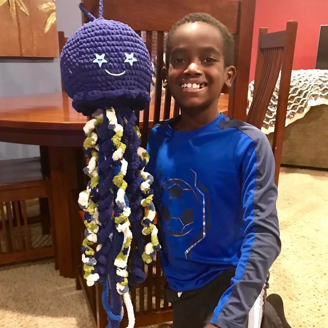 19万人看男生玩编织，他用钩针从非洲弃婴，逆袭为美国“全民偶像”