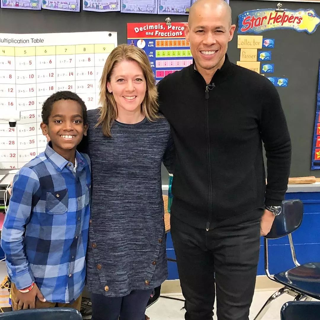 19万人看男生玩编织，他用钩针从非洲弃婴，逆袭为美国“全民偶像”