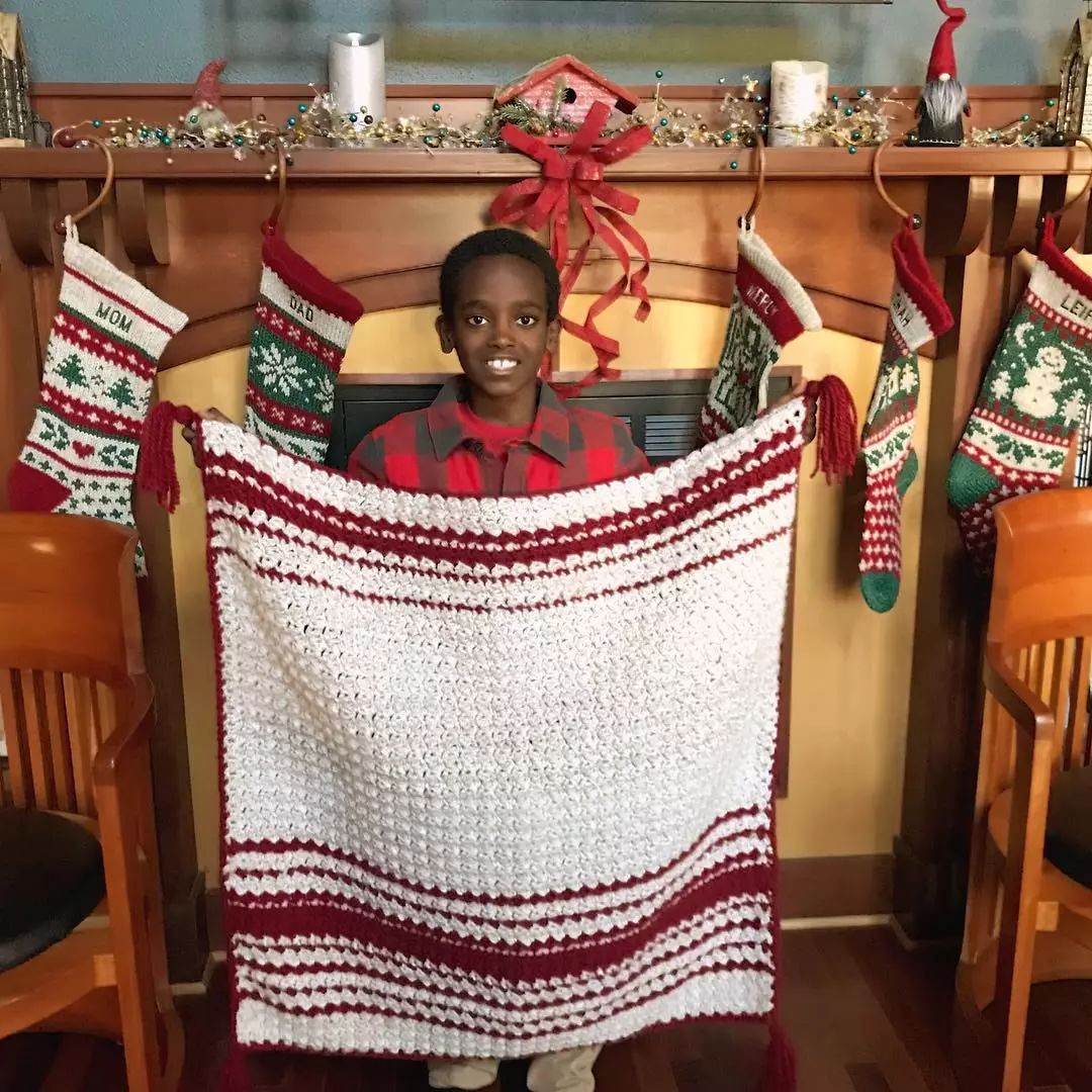 19万人看男生玩编织，他用钩针从非洲弃婴，逆袭为美国“全民偶像”