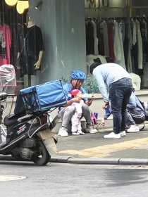 男子背宝宝送外卖正能量,31岁爸爸背孩子送外卖后续