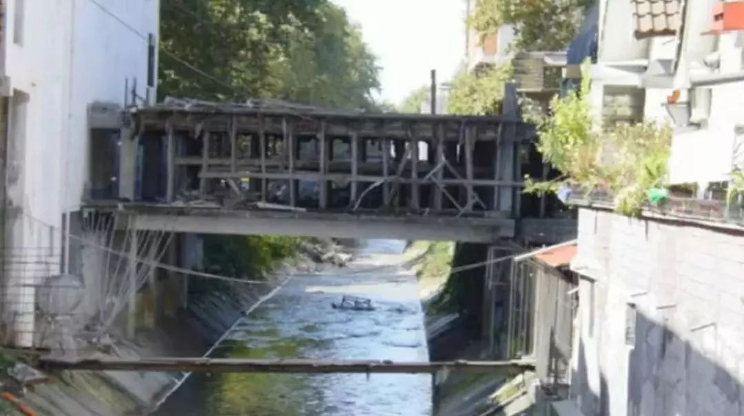 画家改行当总理,只做“面子工程”,却靠刷墙拯救了他的国家