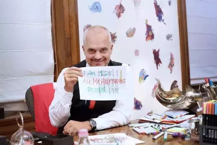 画家改行当总理,只做“面子工程”,却靠刷墙拯救了他的国家