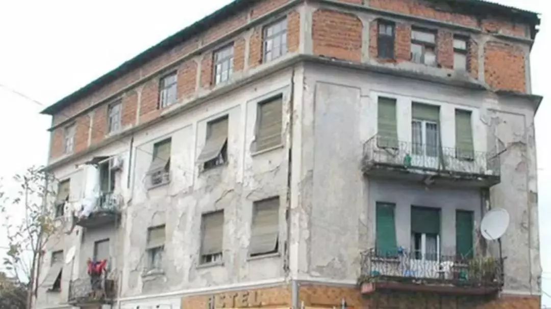 画家改行当总理,只做“面子工程”,却靠刷墙拯救了他的国家