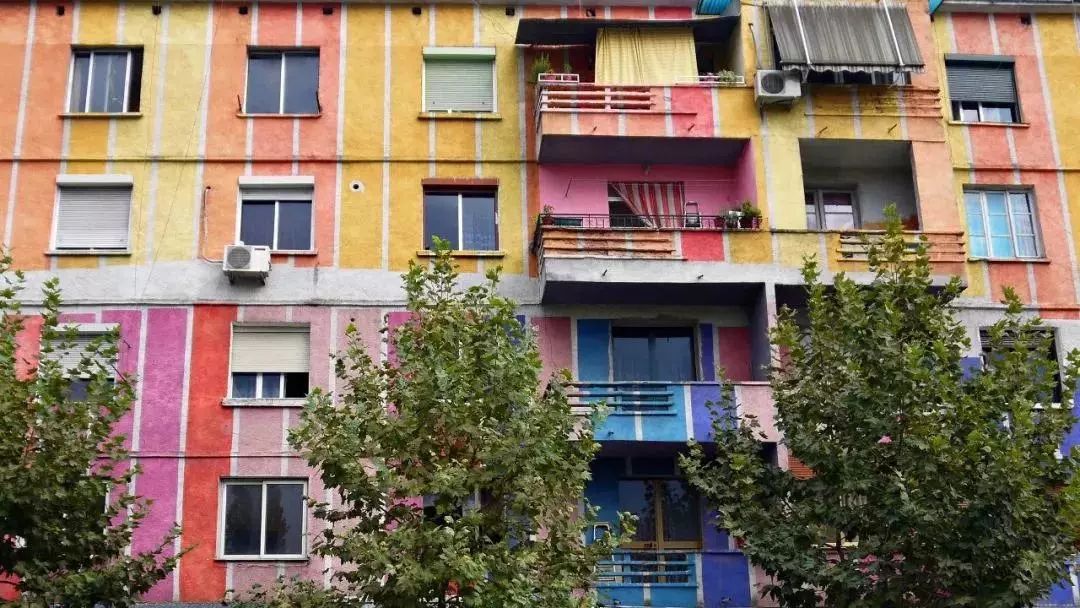 画家改行当总理,只做“面子工程”,却靠刷墙拯救了他的国家