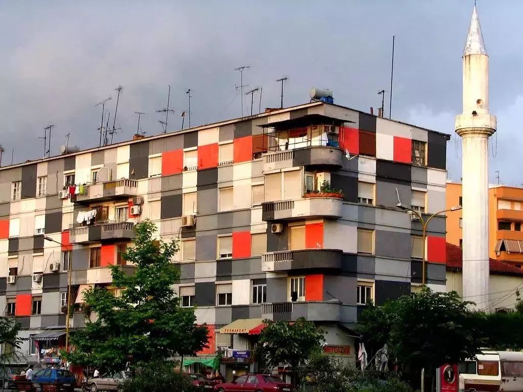 画家改行当总理,只做“面子工程”,却靠刷墙拯救了他的国家