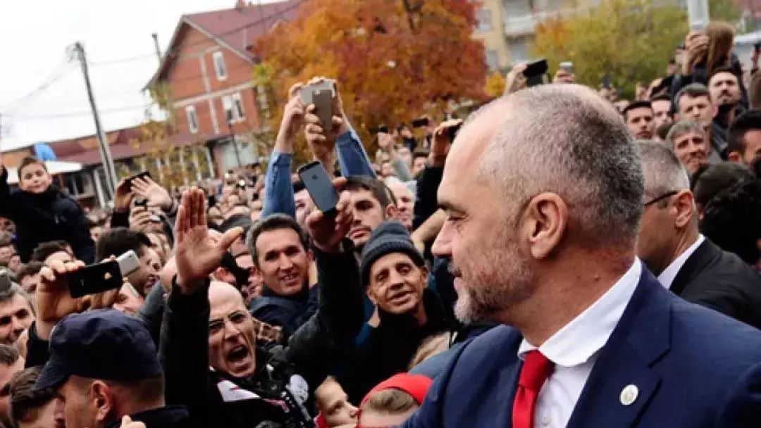 画家改行当总理,只做“面子工程”,却靠刷墙拯救了他的国家