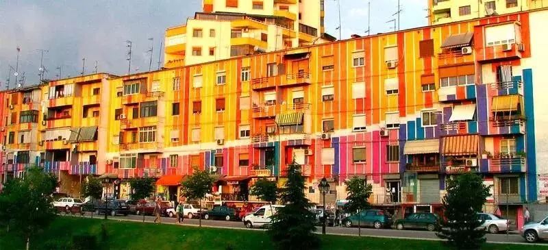 画家改行当总理,只做“面子工程”,却靠刷墙拯救了他的国家