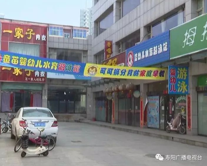 哪条法律规定橱窗不能贴广告,有规定店橱窗上不能贴广告吗