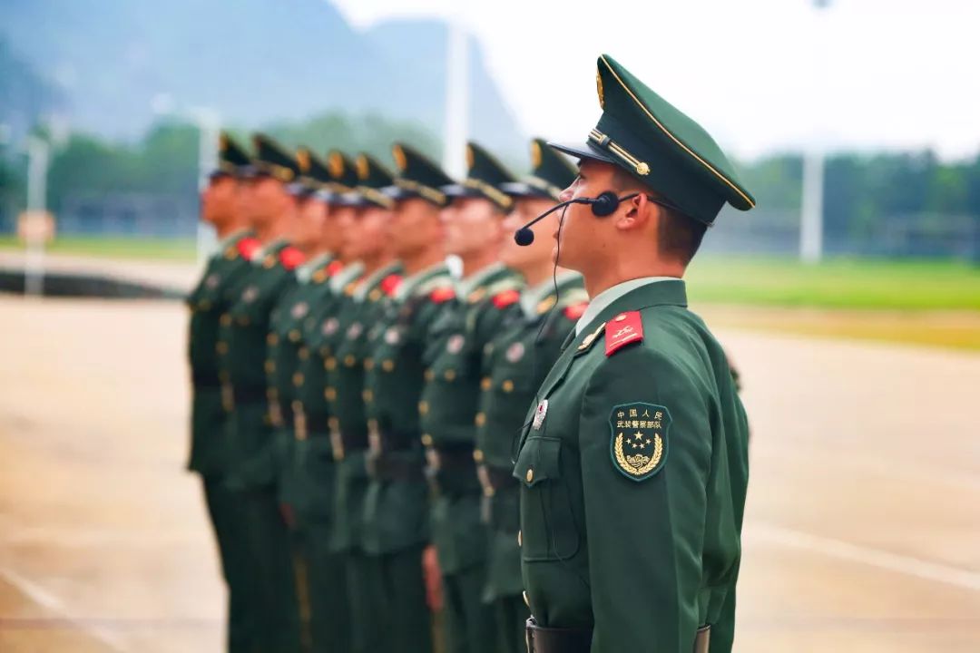 军人队列动作步法变换,单个军人队列动作口令下达教学