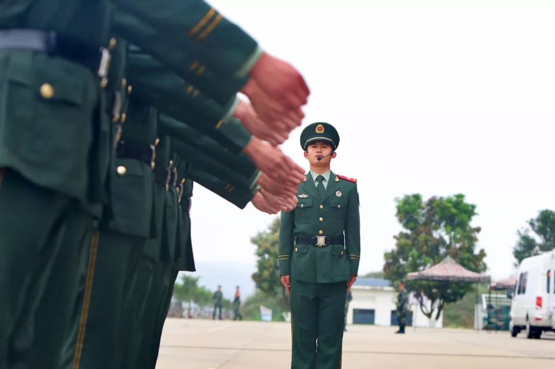 军人队列动作步法变换,单个军人队列动作口令下达教学