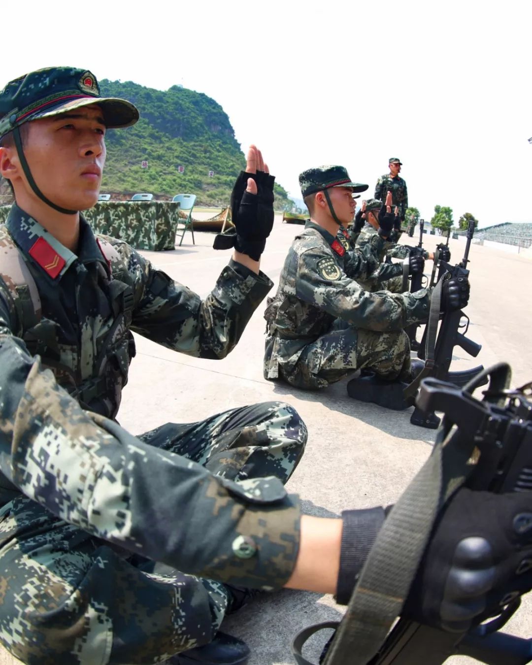 军人队列动作步法变换,单个军人队列动作口令下达教学