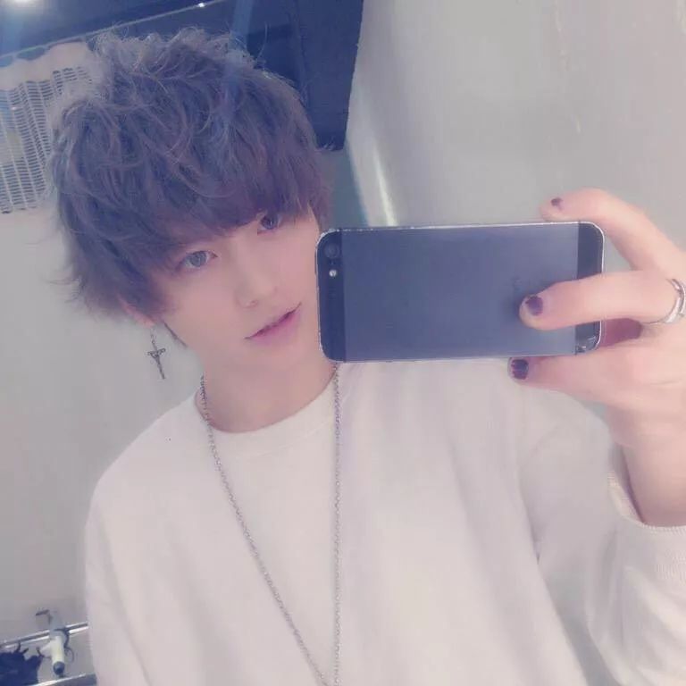 日本一男子推特上直播烧炭自杀没人理，隔天尸体真的出现在街上……