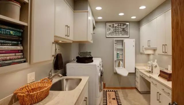 没有阳台怎么做洗衣房,楼梯下空间设计成洗衣房