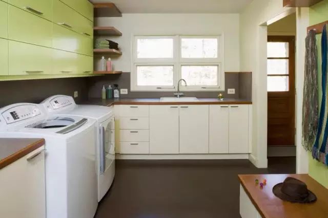 没有阳台怎么做洗衣房,楼梯下空间设计成洗衣房