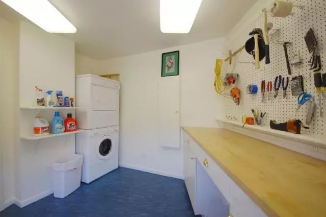 没有阳台怎么做洗衣房,楼梯下空间设计成洗衣房