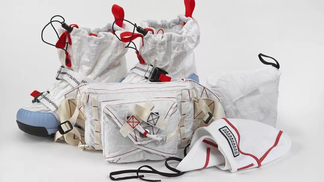 耐克艺术家联名款,耐克推出腰包雨衣