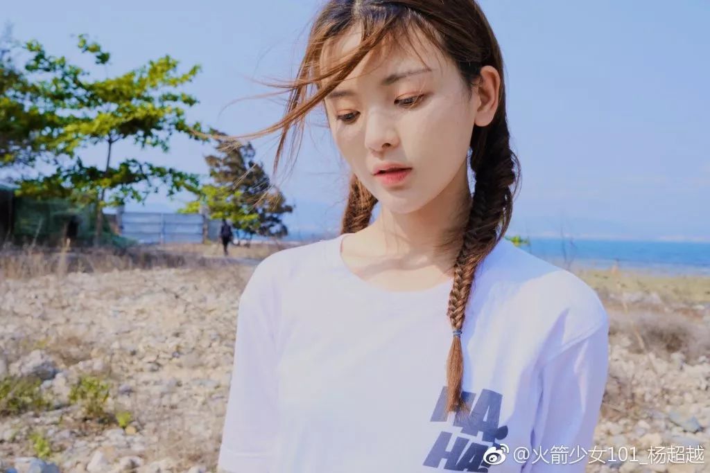 杨幂同款发型学生党双马尾,杨幂同款发型半扎双马尾