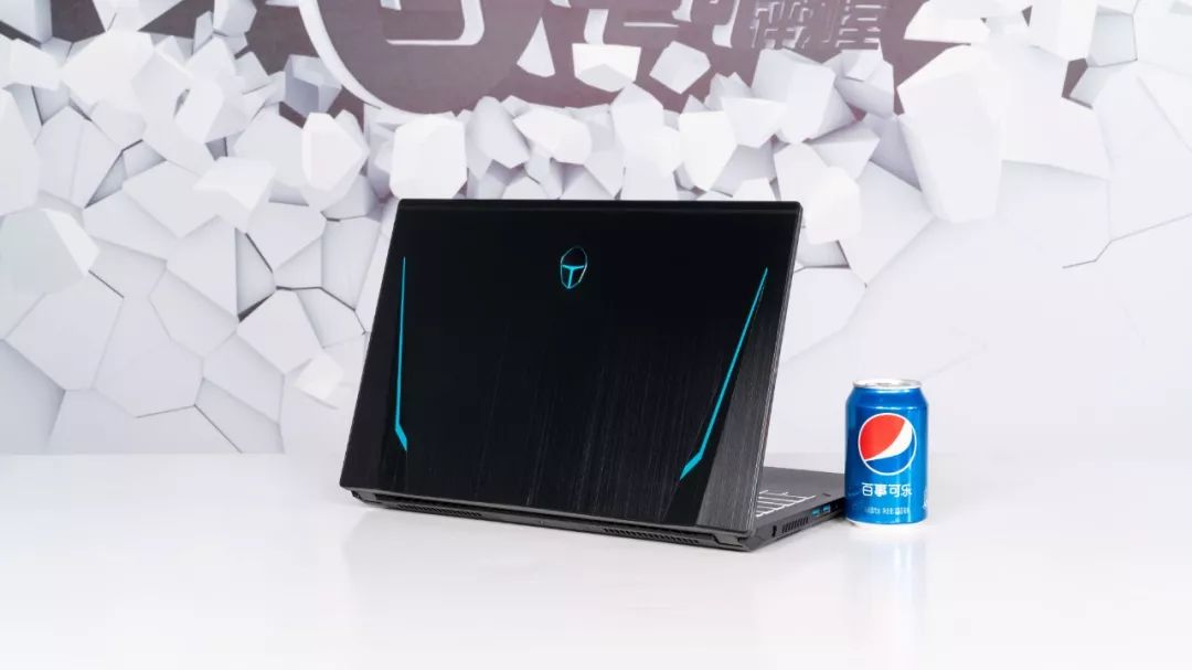 外观好屏幕大轻的游戏本,可以换cpu和显卡的游戏本