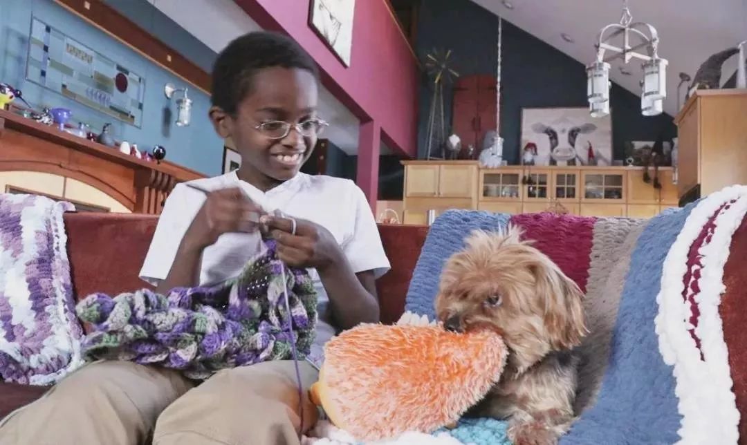 19万人看男生玩编织，他用钩针从非洲弃婴，逆袭为美国“全民偶像”