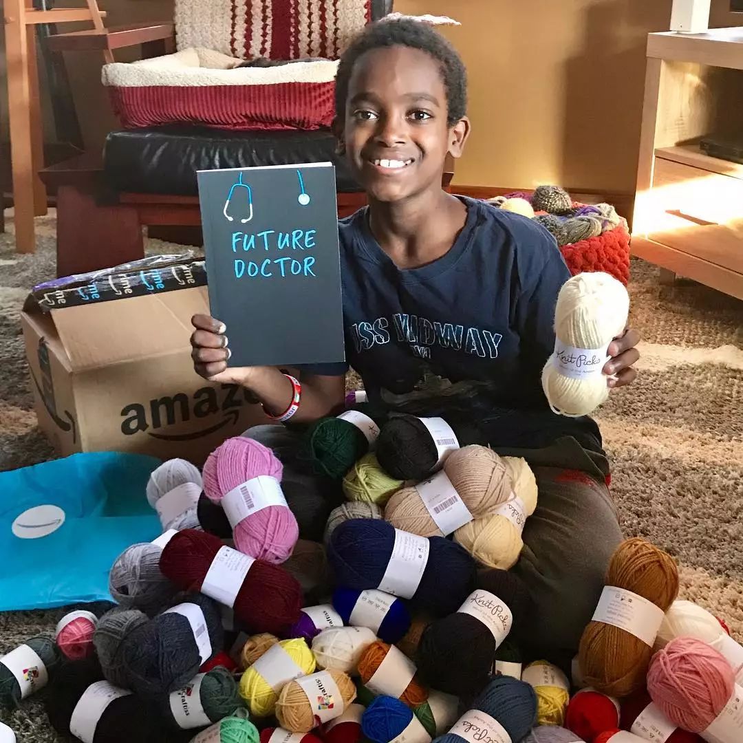 19万人看男生玩编织，他用钩针从非洲弃婴，逆袭为美国“全民偶像”