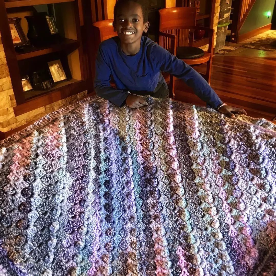 19万人看男生玩编织，他用钩针从非洲弃婴，逆袭为美国“全民偶像”