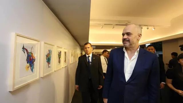 画家改行当总理,只做“面子工程”,却靠刷墙拯救了他的国家