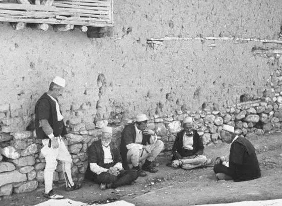 画家改行当总理,只做“面子工程”,却靠刷墙拯救了他的国家