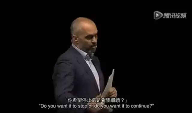 画家改行当总理,只做“面子工程”,却靠刷墙拯救了他的国家