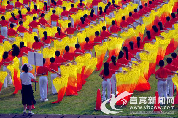 阳光体育小学田径赛,阳光体育校园足球赛