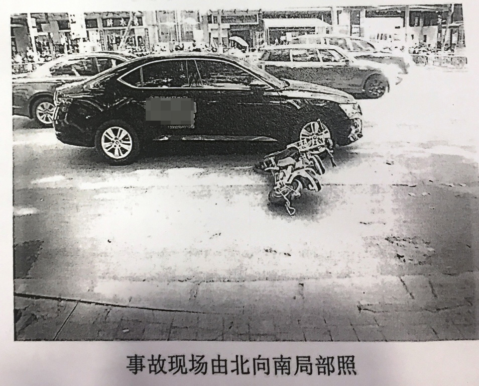 出租车乘客开门撞死骑车人谁负责,乘客开门被电瓶车撞谁负责任
