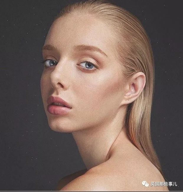 进到殿堂级芭蕾舞团，她两年来的私密照都被男友发到了福利群...