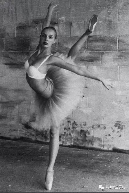 进到殿堂级芭蕾舞团，她两年来的私密照都被男友发到了福利群...