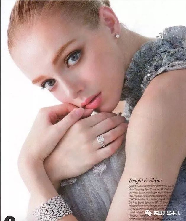 进到殿堂级芭蕾舞团，她两年来的私密照都被男友发到了福利群...